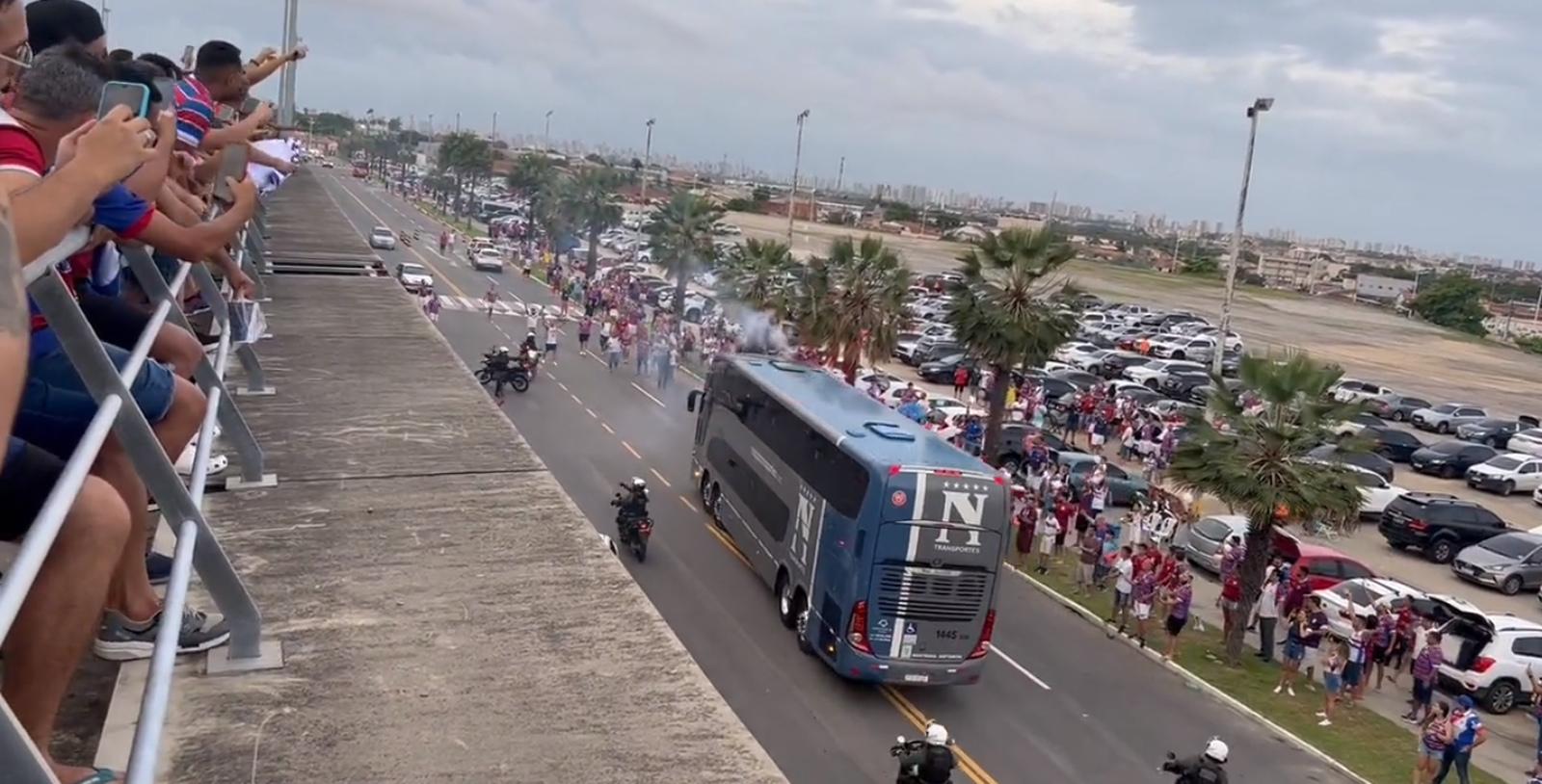Ônibus do Fortaleza chegando na Arena Castelão