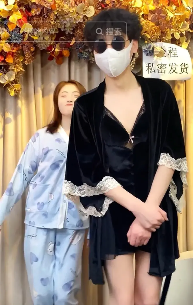 Modelos chineses usam lingerie feminina após China proibir exibição de corpos de mulheres em lives