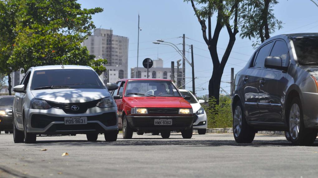 Veículos em rua do Ceará