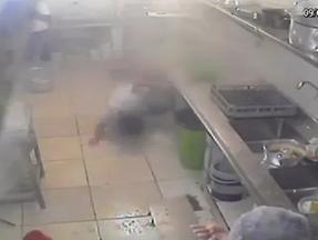 mulher caindo no chão após explosão de panela de pressão