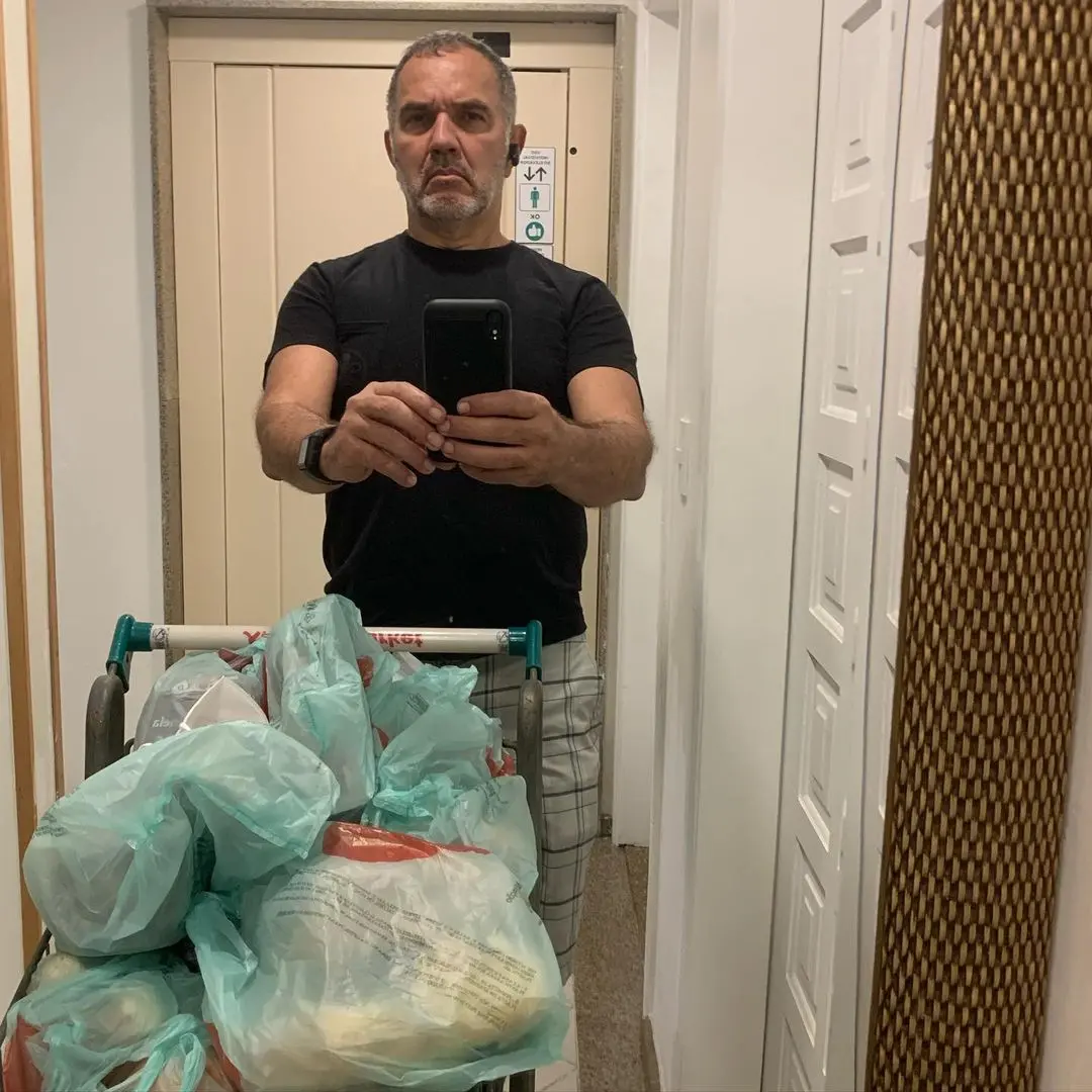 Humberto Martins posa para foto em espelho