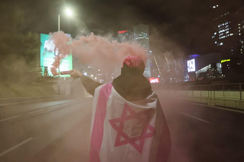 Manifestante de costas com uma bandeira