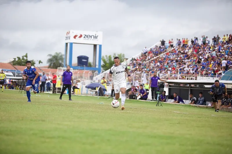 Imagem mostra jogador de futebol