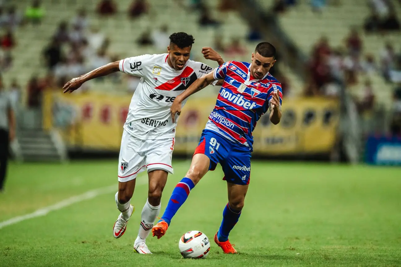 Atletas de Fortaleza e Ferroviário disputam bola