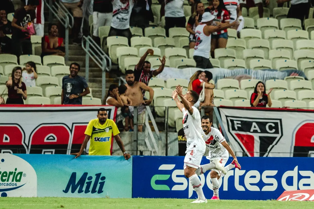 Atleta do Ferroviário comemora gol