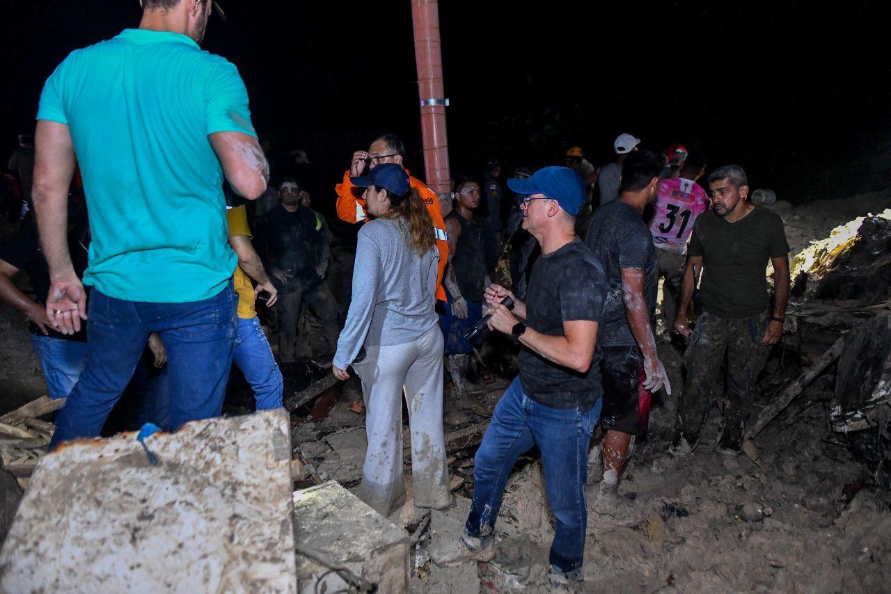 Bombeiros e moradores atuam em regaste de vítimas de deslizamento de terra no bairro Jorge Teixeira, Zona Leste de Manaus, após chuva de 12 de março de 2023