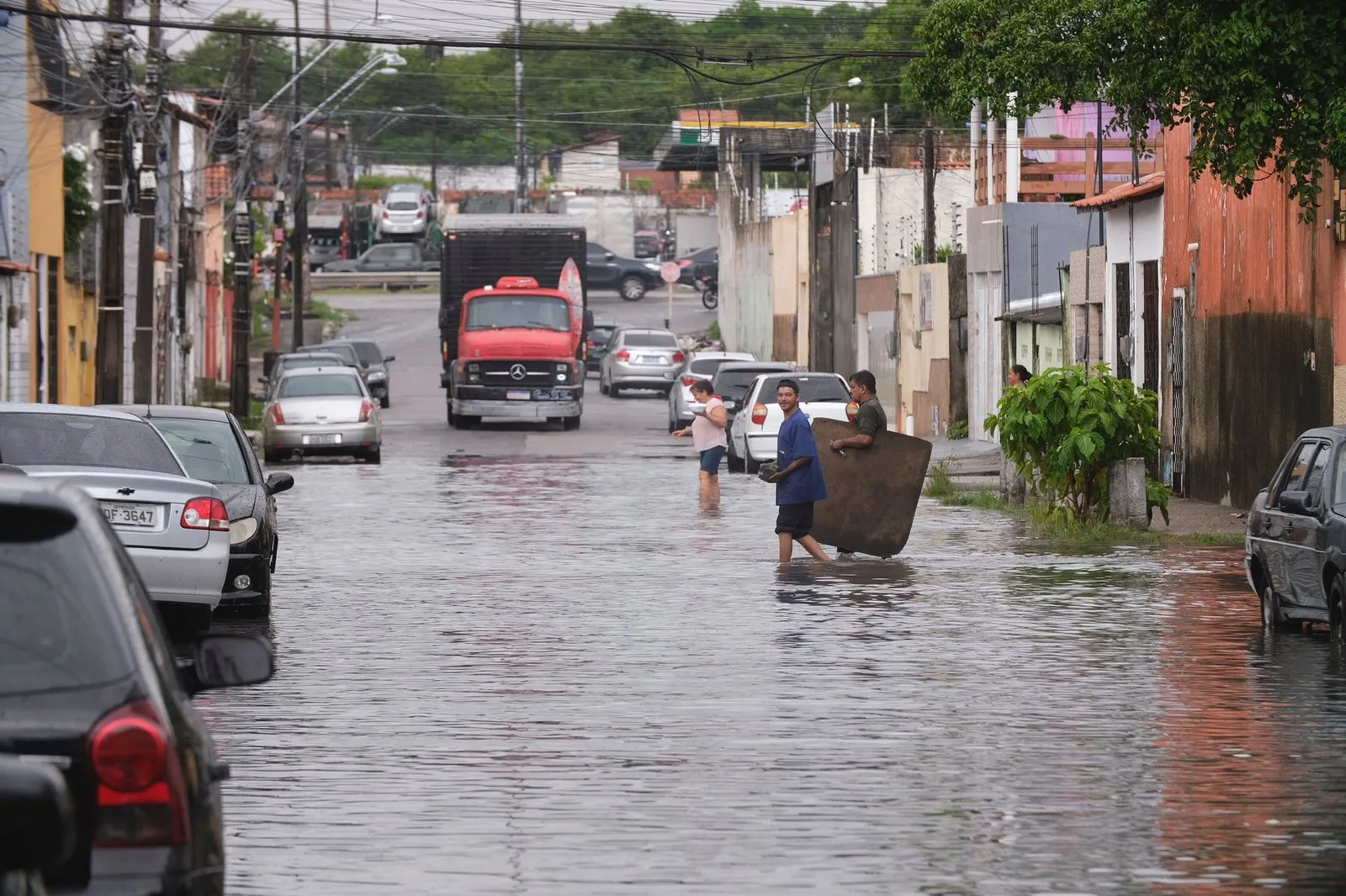 Chuva causa transtornos na Aerolândia, em Fortaleza