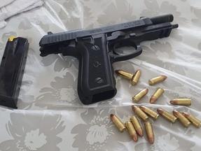 Arma e munições em cima de uma cama