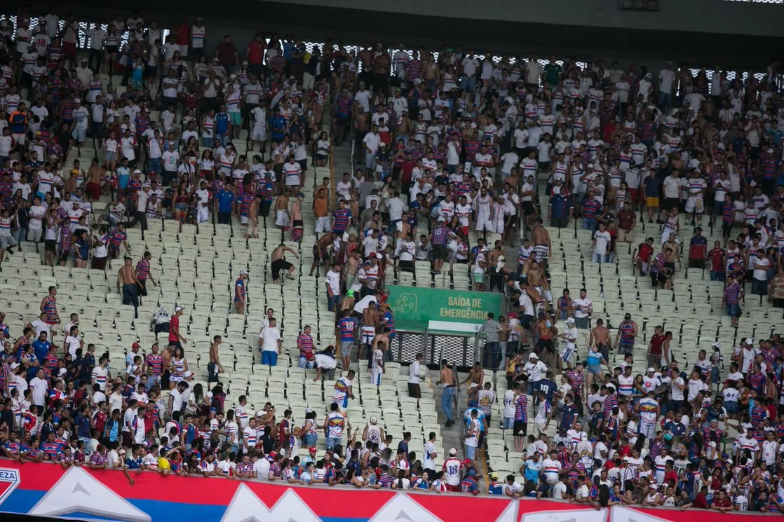 Torcedores do Leão brigaram entre si, na Arena Castelão, durante jogo entre Fortaleza e Botafogo, pelo Brasileirão.