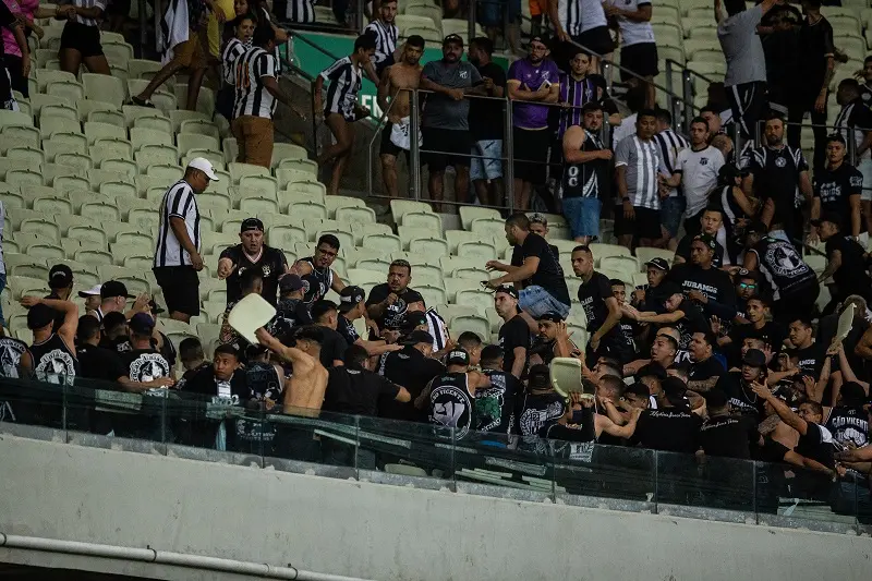 Imagem mostra torcedores de futebol durante briga entre si