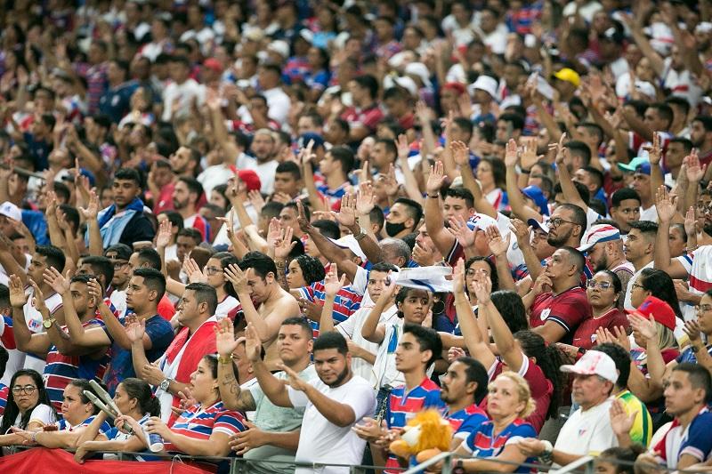 Imagem mostra torcedores de futebol do Fortaleza