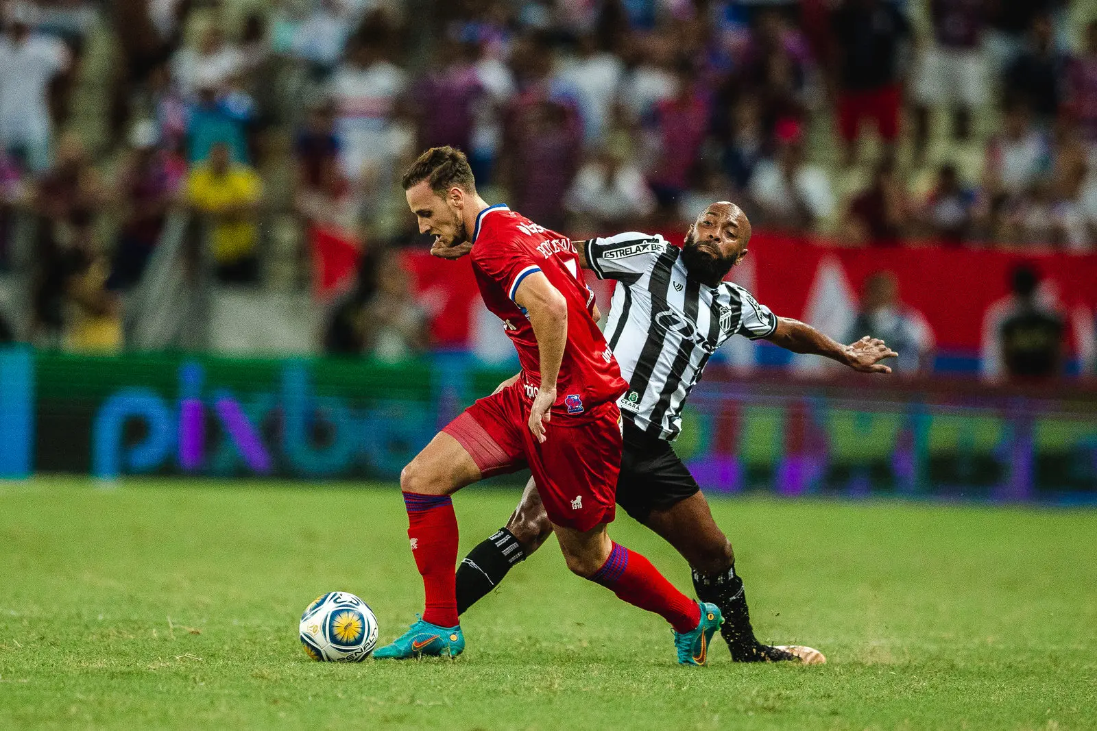 Atletas disputam bola no Clássico-Rei