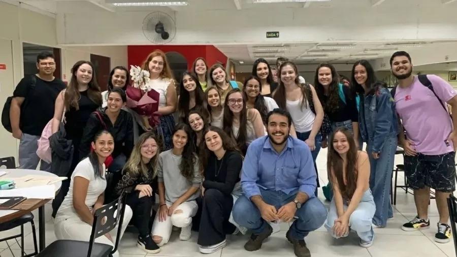 Estudantes homenageiam colega que foi discriminada pela idade