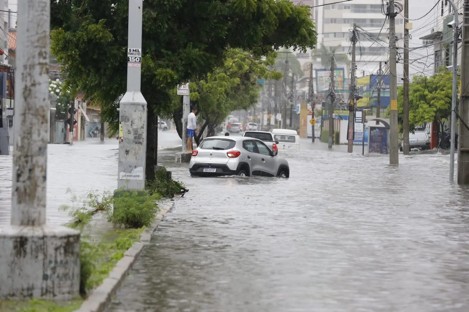 carro passando por alagamento em Fortaleza