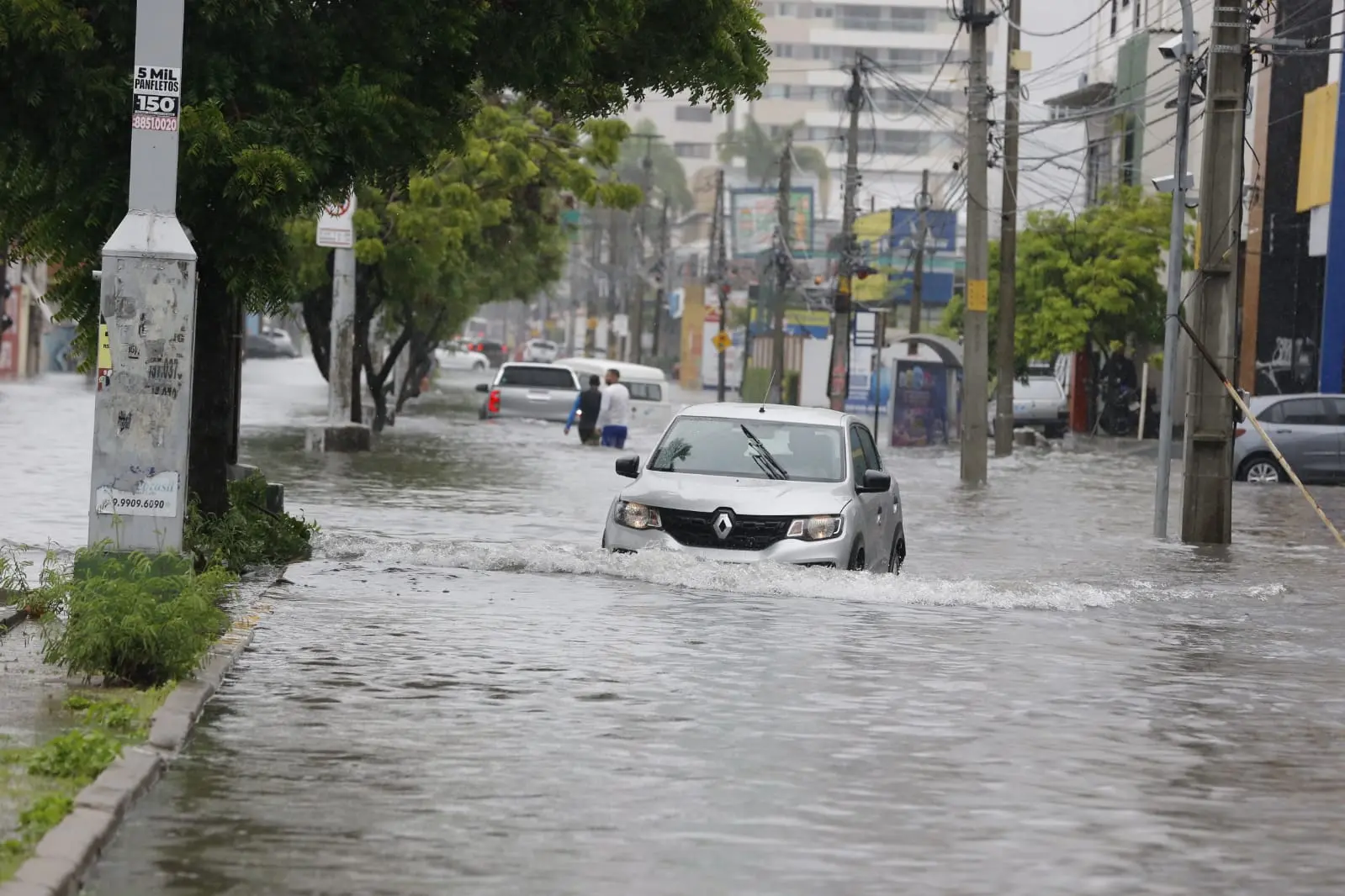 carro atravessa alagamento