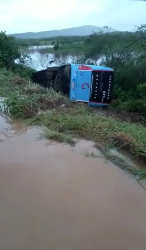 Ônibus da guanabara tombado