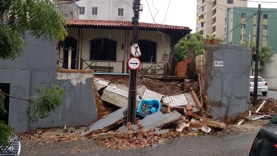 desabamento em residência na rua Leonardo Mota, no bairro Dionísio Torres