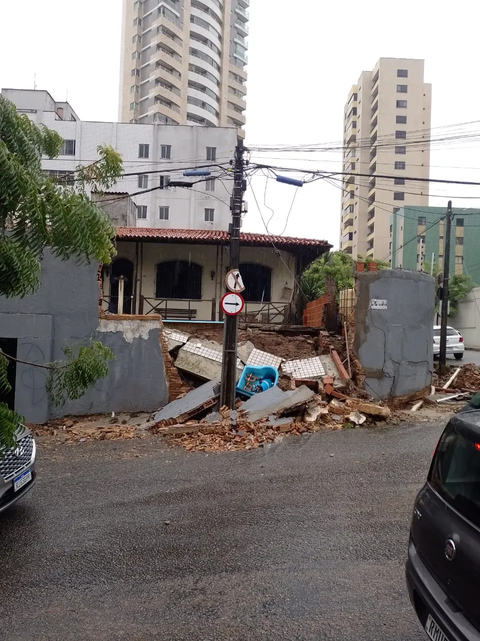 desabamento em residência na rua Leonardo Mota, no bairro Dionísio Torres