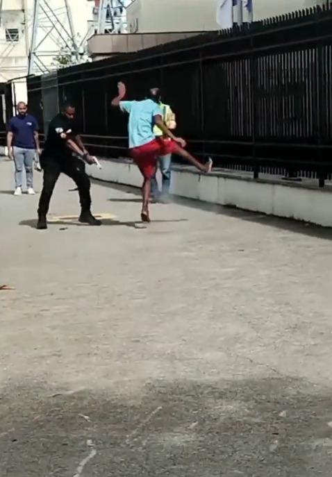 policial militar atirando em homem durante briga