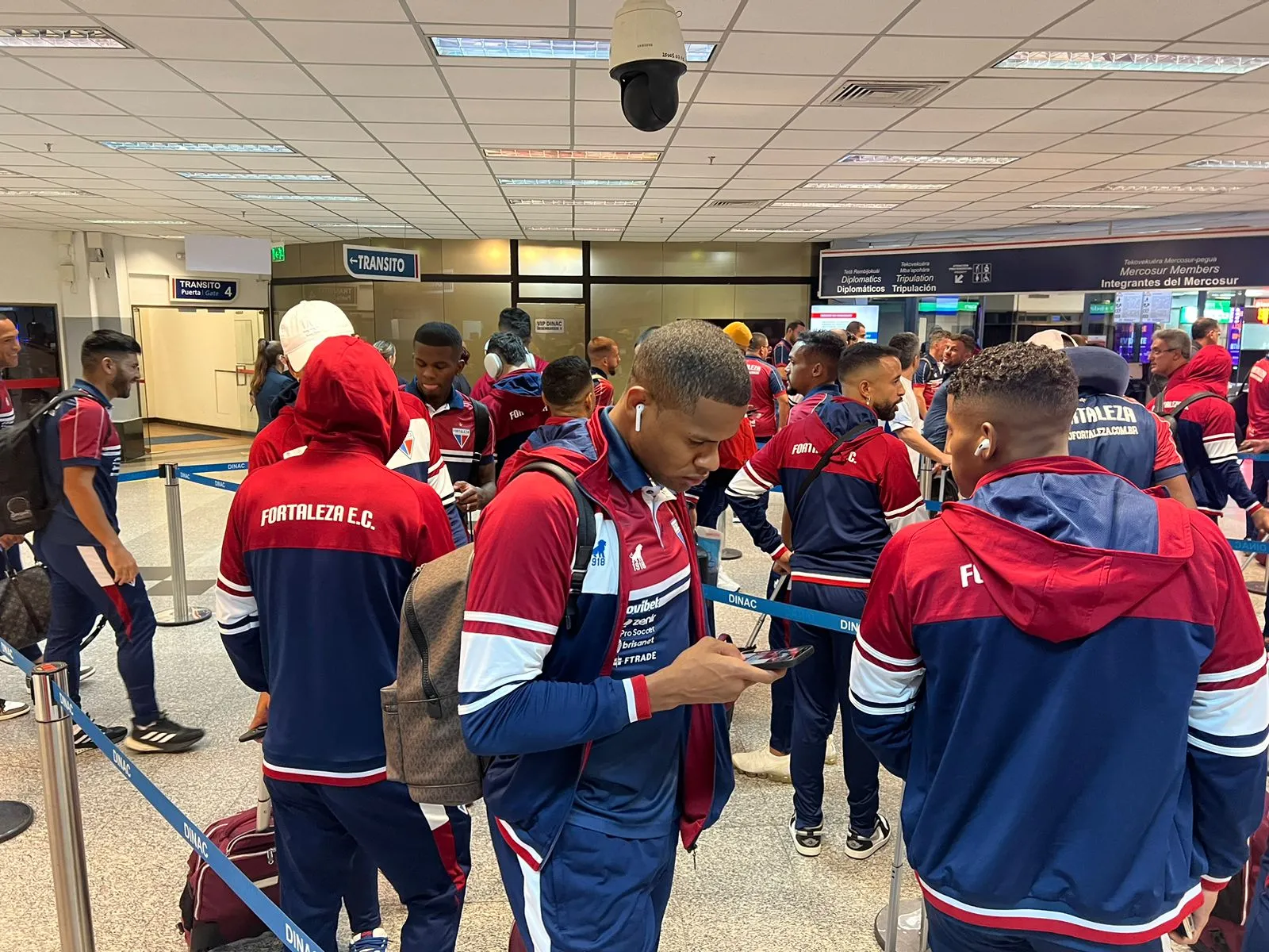 A delegação do Fortaleza chegou no Paraguai por volta das 21 horas desta terça-feira (14), para jogo da Libertadores