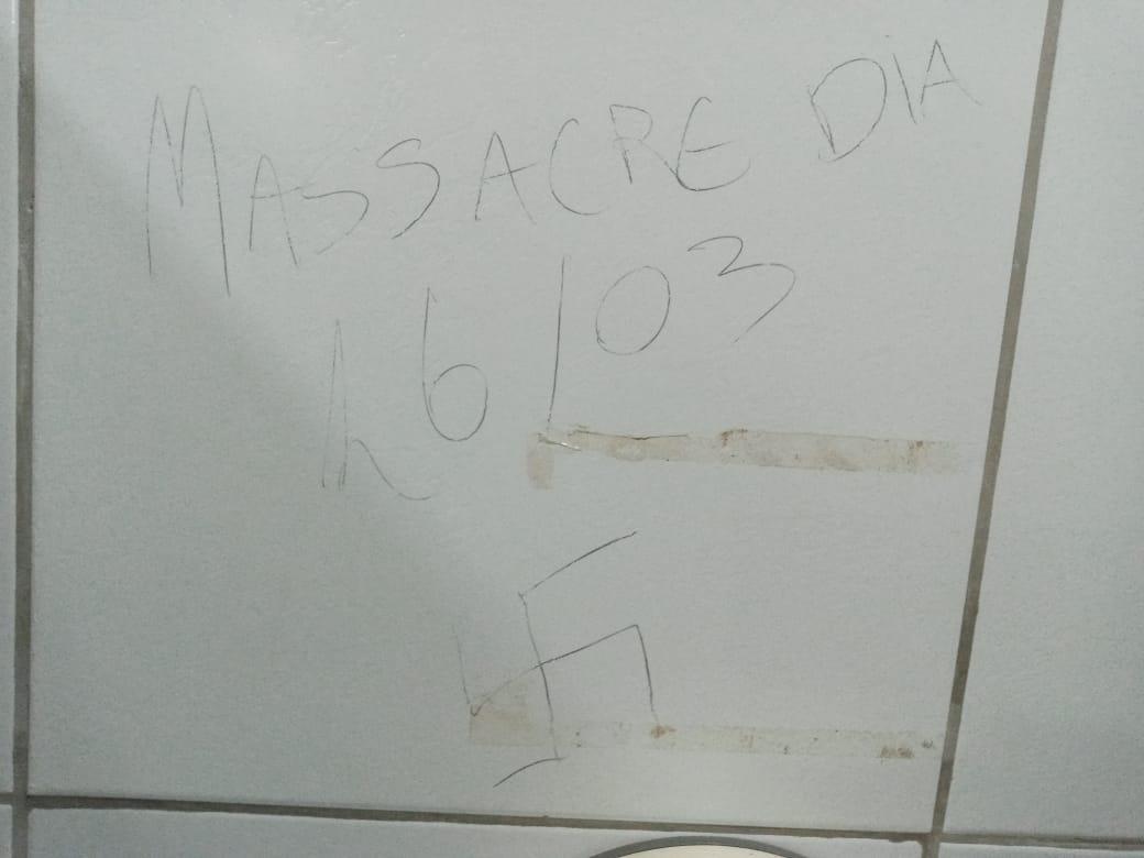 parede de banheiro com ameaça de massacre e suástica pichados em universidade de sobral
