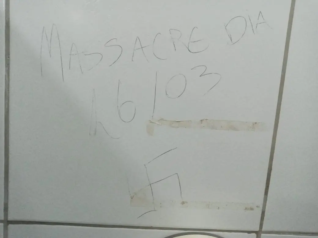 parede de banheiro com ameaça de massacre e suástica pichados em universidade de sobral