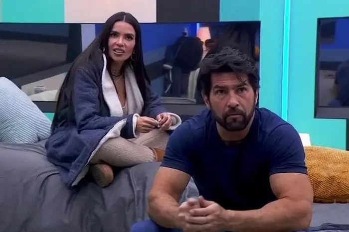 Dania Mendez e Arturo Carmona em La Casa de los Famosos, do México