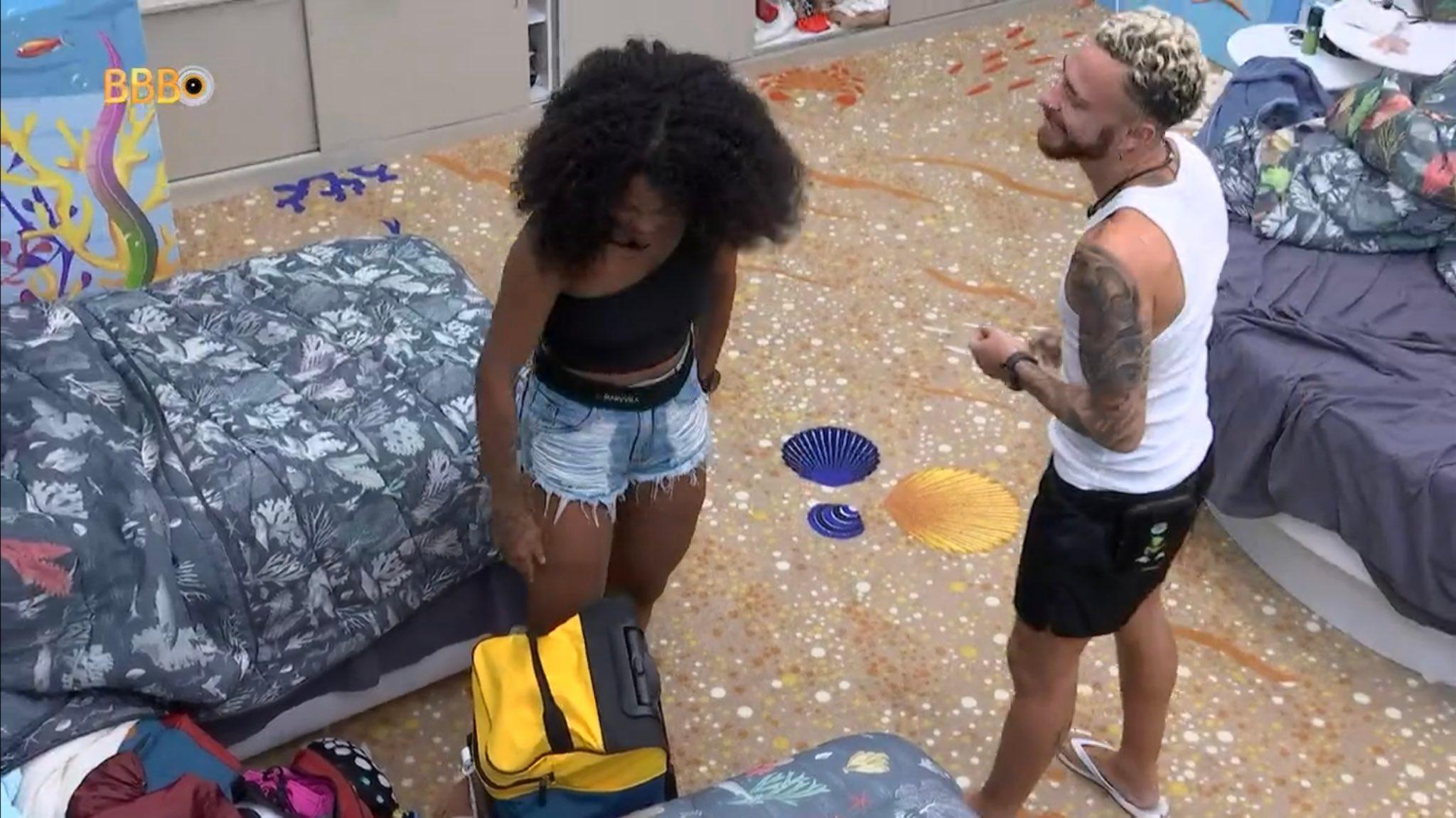 Fred e Marvvila mexendo na mala de Dania Mendez