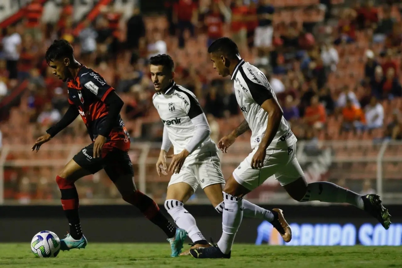 Foto de jogadores do Ituano e do Ceará