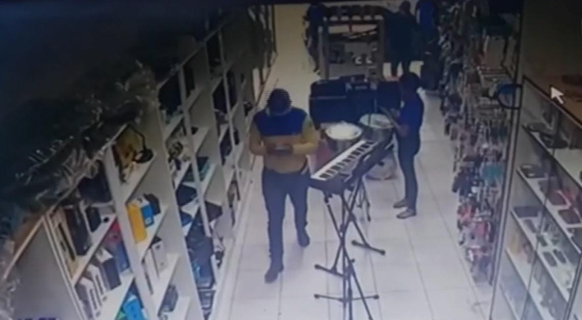 Vestindo uniforme dos Correios, homem rouba mais 150 produtos eletrônicos em loja