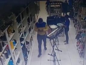 Vestindo uniforme dos Correios, homem rouba mais 150 produtos eletrônicos em loja