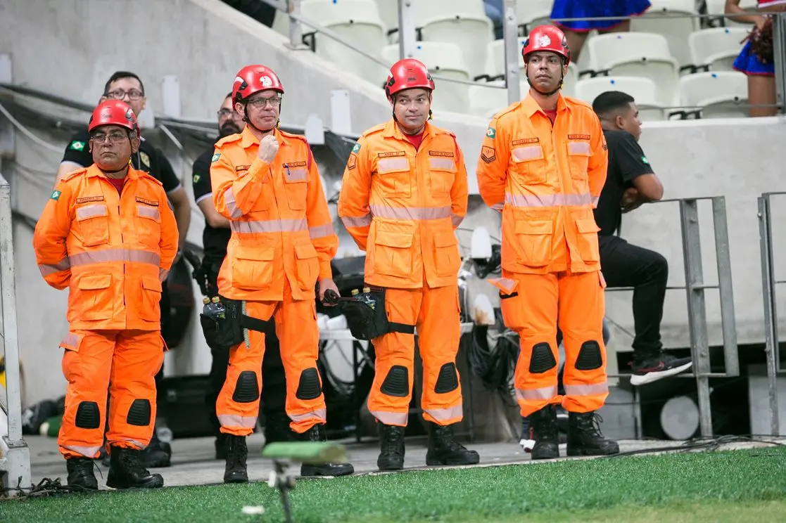 Imagem mostra corpo de bombeiros