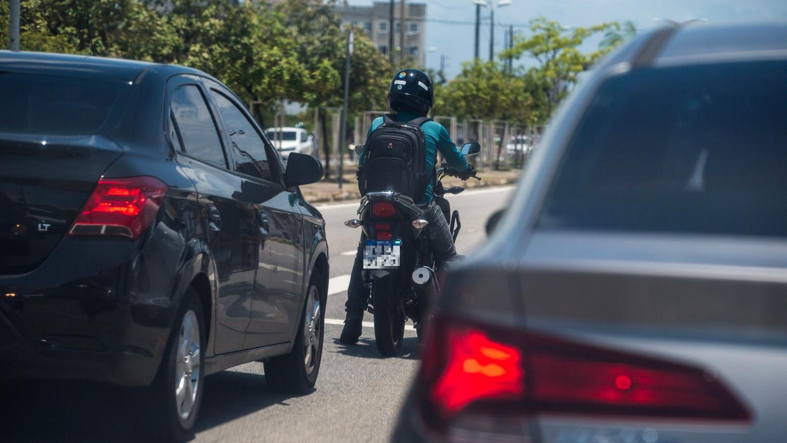 Empinar moto é crime de trânsito conforme a lei 13.546 - Jornal de Colombo