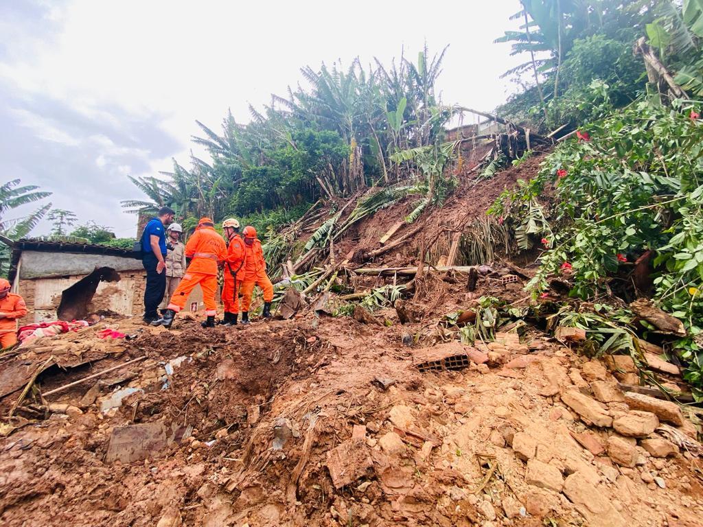 Aratuba interdita 15 casas após deslizamento de terra