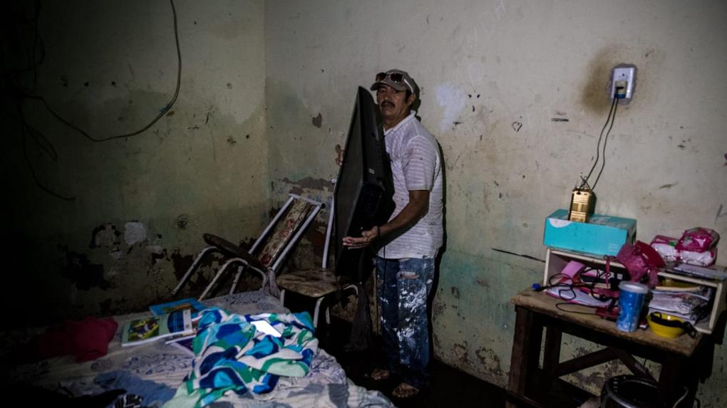 Morador de Pacatuba mostra quarto com itens pessoais deteriorados devido às chuvas intensas