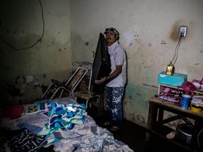 Morador de Pacatuba mostra quarto com itens pessoais deteriorados devido às chuvas intensas