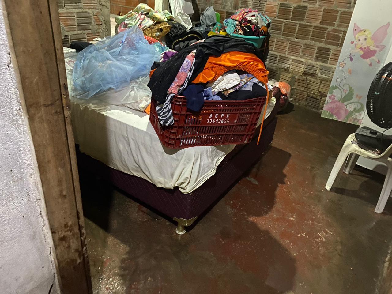Objetos pessoais amontoados em cima de uma cama em um quarto num imóvel em Pacatuba