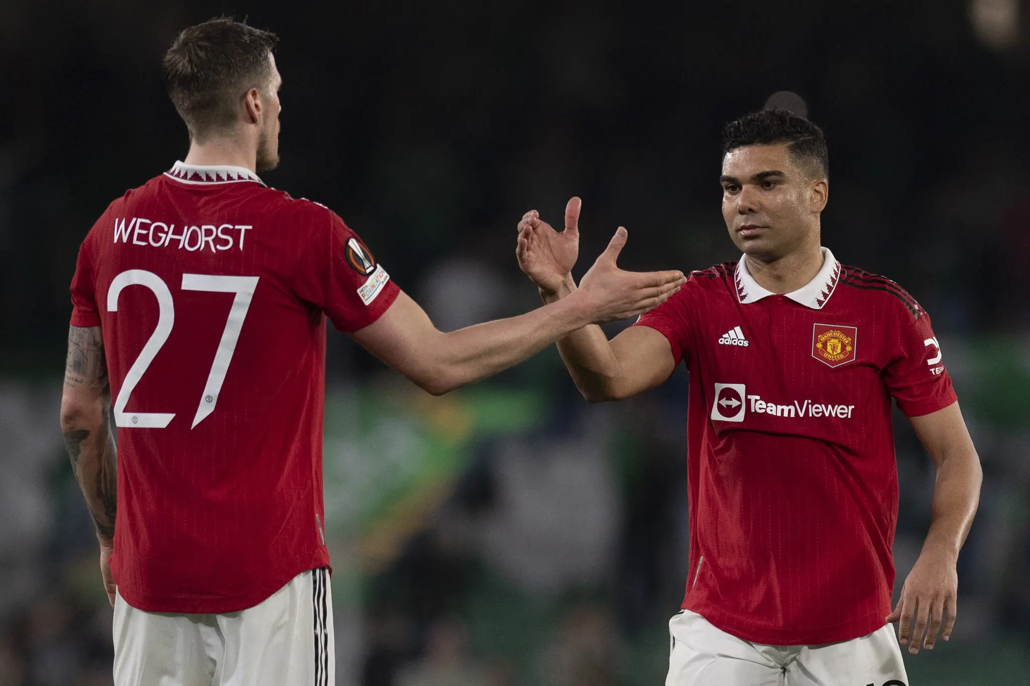 Weghorst e Casemiro comemoram gol