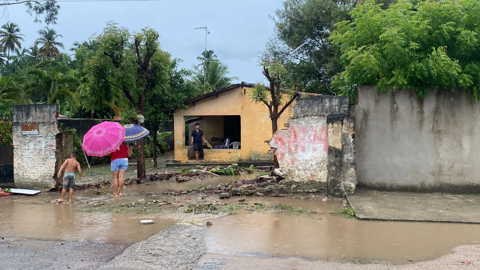 Muro desabou em casa em Pacatuba
