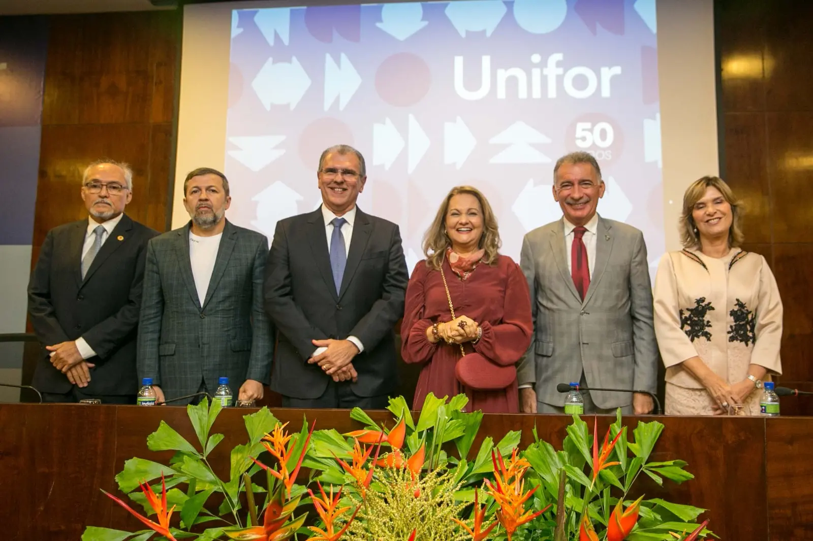 Na solenidade de abertura das comemorações dos 50 anos da Unifor, vice-reitor da UFC, Prof. José Glauco Lobo Filho; vice-prefeito de Fortaleza, Élcio Batista; reitor da Unifor, Randal Martins Pompeu; presidente da FEQ, Lenise Queiroz Rocha; assessor especial do Governo do Estado do Ceará, Artur Bruno; e a vice-reitora da Unifor, Maria Clara Cavalcante Bugarim