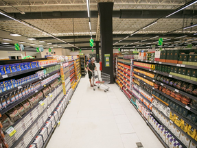 Imagem mostra prateleiras de supermercado
