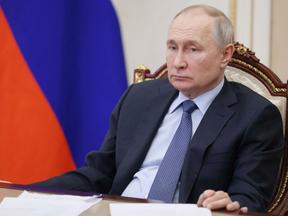 O presidente russo, Vladimir Putin, preside uma reunião sobre o desenvolvimento social e econômico da Crimeia e Sebastopol por meio de um link de vídeo no Kremlin em Moscou em 17 de março de 2023.