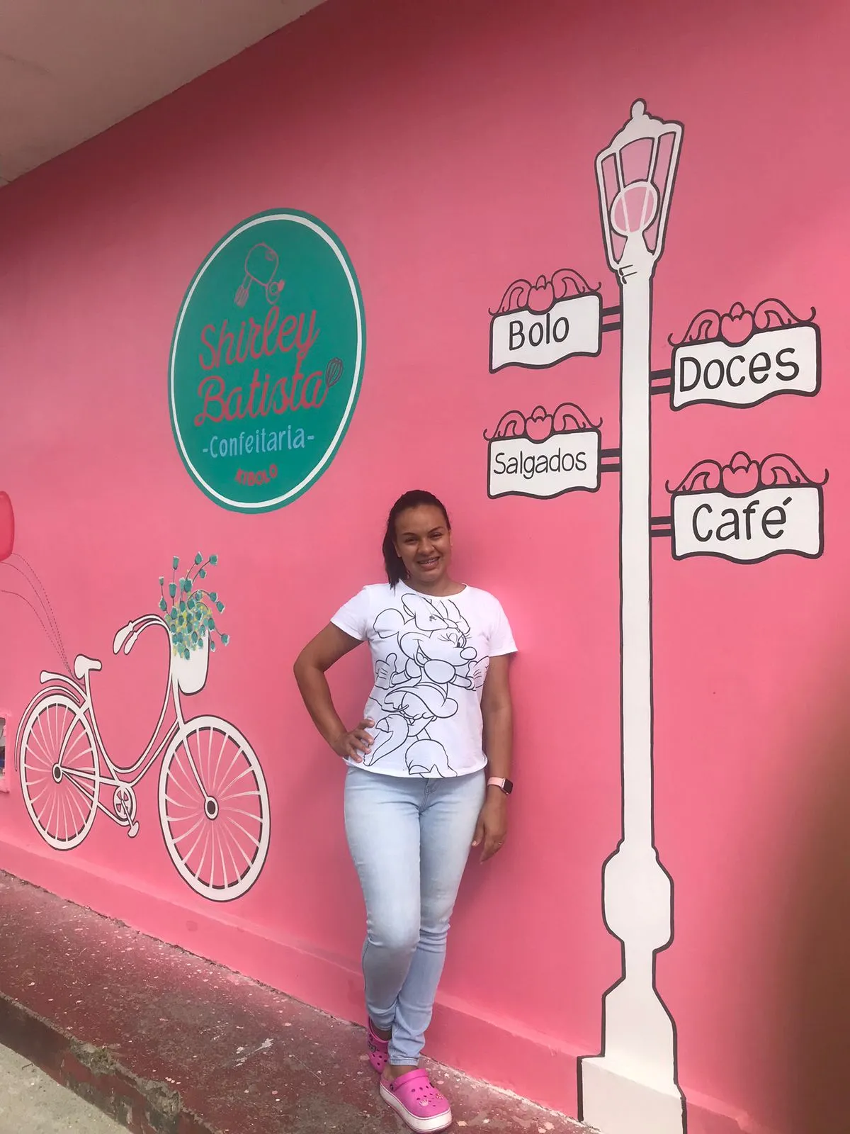 Cerca de oito meses após iniciar o negócio, Shirley abriu a loja da marca própria