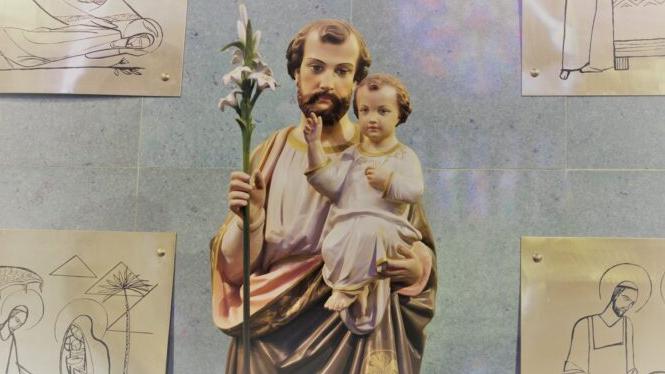 Imagem de São José segurando o menino Jesus