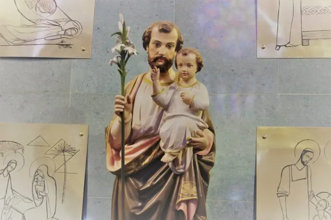 Imagem de São José segurando o menino Jesus
