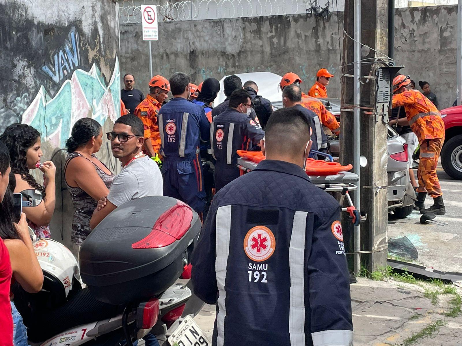 Acidente entre ônibus e carro deixa criança e homem presos a ferragens, em  Fortaleza, Ceará