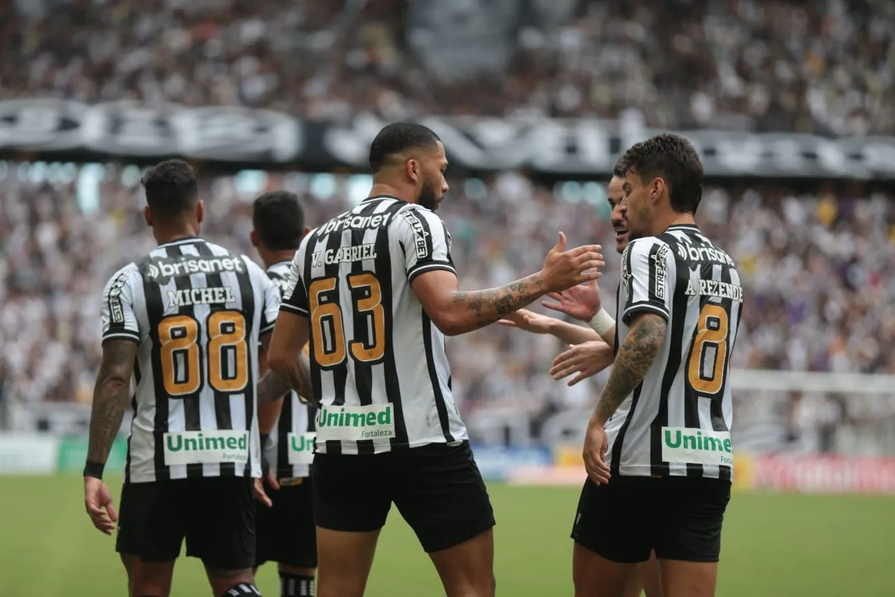 O Ceará saiu na frente com 10 minutos de jogo, com gol de Vitor Gabriel