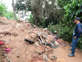 Homem observa destroços de deslizamento de terra em Aratuba