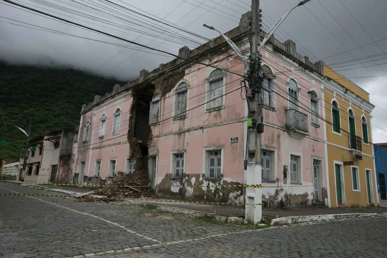 Casarão foi afetado pelas fortes chuvas em Pacatuba