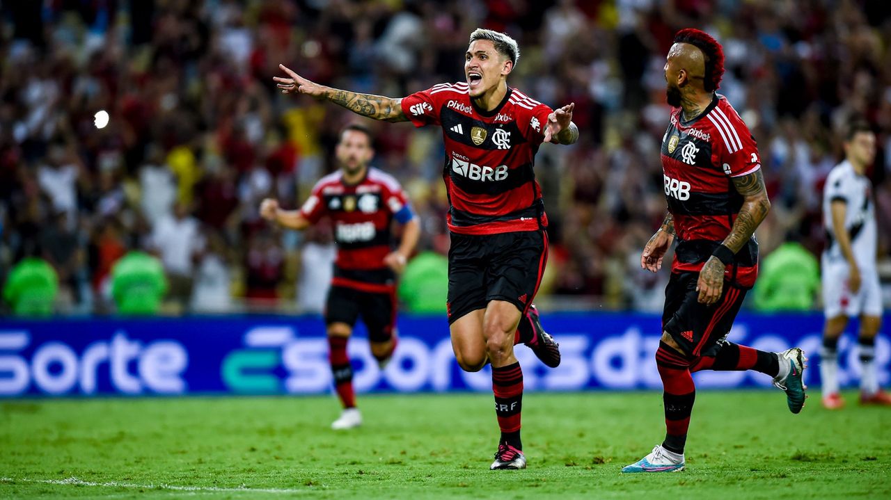 Atletas do Flamengo comemoram vitória
